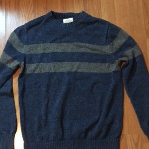Dark blue sweater with long sleeves and stripe
